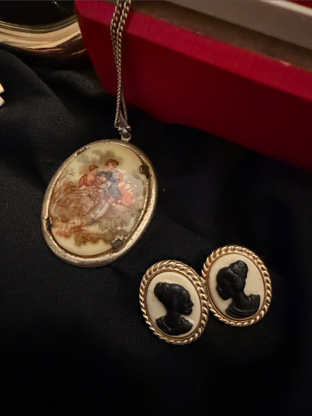 Lot of Gold Tone Jewelry - Picture 4 of 6